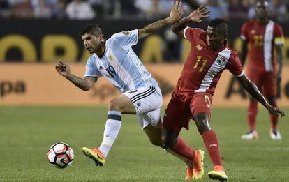Banega lleva el balón ante el panameño Cooper, en la segunda jornada.