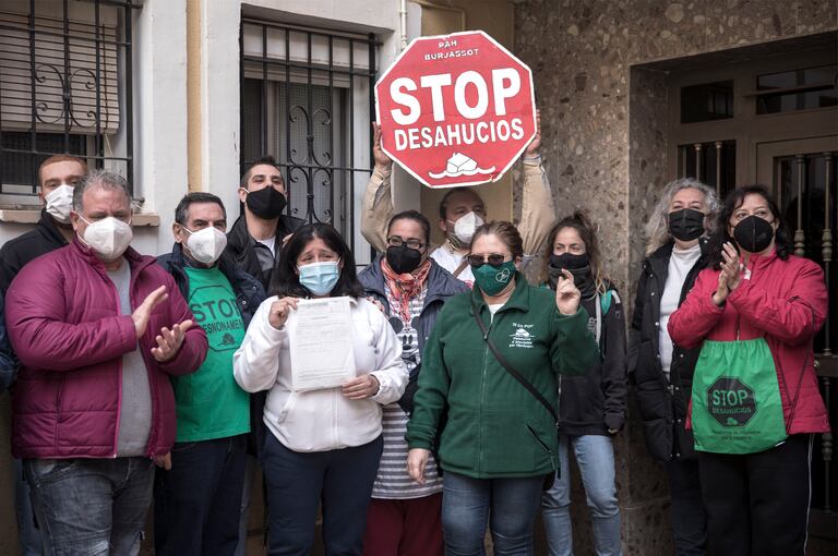 Activistas de la Plataforma Antidesahucios paralizan un desahucio en Valencia, el 22 de febrero.
