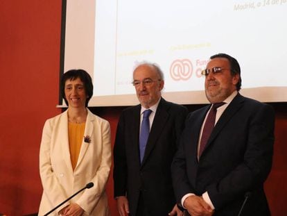 Desde la izquierda, la presidenta de la CNSE, Concha Díaz, el director de la RAE, Santiago Muñoz Machado, y el presidente de la ONCE, Miguel Carballeda.