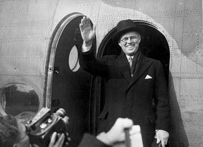 Joseph P. Kennedy, patriarca de la saga Kennedy, saludando a la prensa al regresar de un viaje a EE.UU. en 1940.