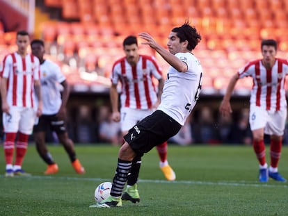 Carlos Soler lanza un penalti ante el Athletic este sábado en Mestalla.