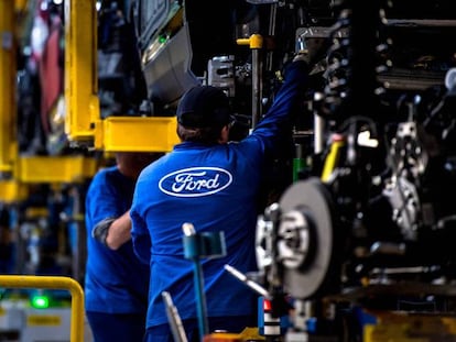 Trabajadores en una línea de ensamblaje de Ford en Almussafes.