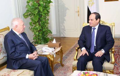 El ministro de Exteriores espa&ntilde;ol, Jos&eacute; Manuel Garc&iacute;a-Margallo (izquierda) con el presidente de Egipto, Abdelfatt&aacute; al Sisi este s&aacute;bado en El Cairo. 