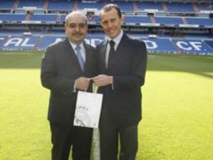 Emilio Butragueño, director de Relaciones Institucionales del Real Madrid, y Kamal Bherwani, director general del Área Digital de PRISA, tras la firma del acuerdo.