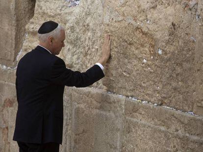 El vicepresidente de EE UU, MIke Pence, reza en el Muro de las Lamentaciones de Jerusal&eacute;n.
