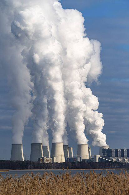 Sobre estas líneas, planta de procesado de carbón mineral  en Alemania. A pesar de los Acuerdos de París, las emisiones de gases de efecto invernadero siguen incrementándose.