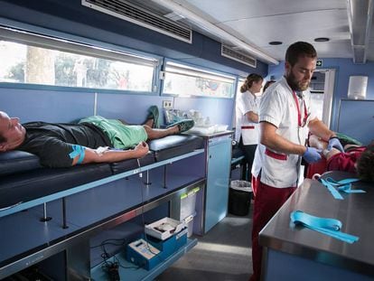 Dos hombres donando sangre este verano. 