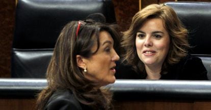 La vicepresidenta del Gobierno, Soraya Sáenz de Santamaría, y la portavoz socialista en el Congreso, Soraya Rodríguez, en abril de 2012.