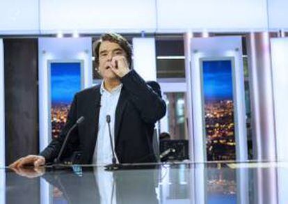 El empresario francés Bernard Tapie asiste a un programa de la noche en el canal France 2 hoy, lunes 1 de julio de 2013, en París (Francia).