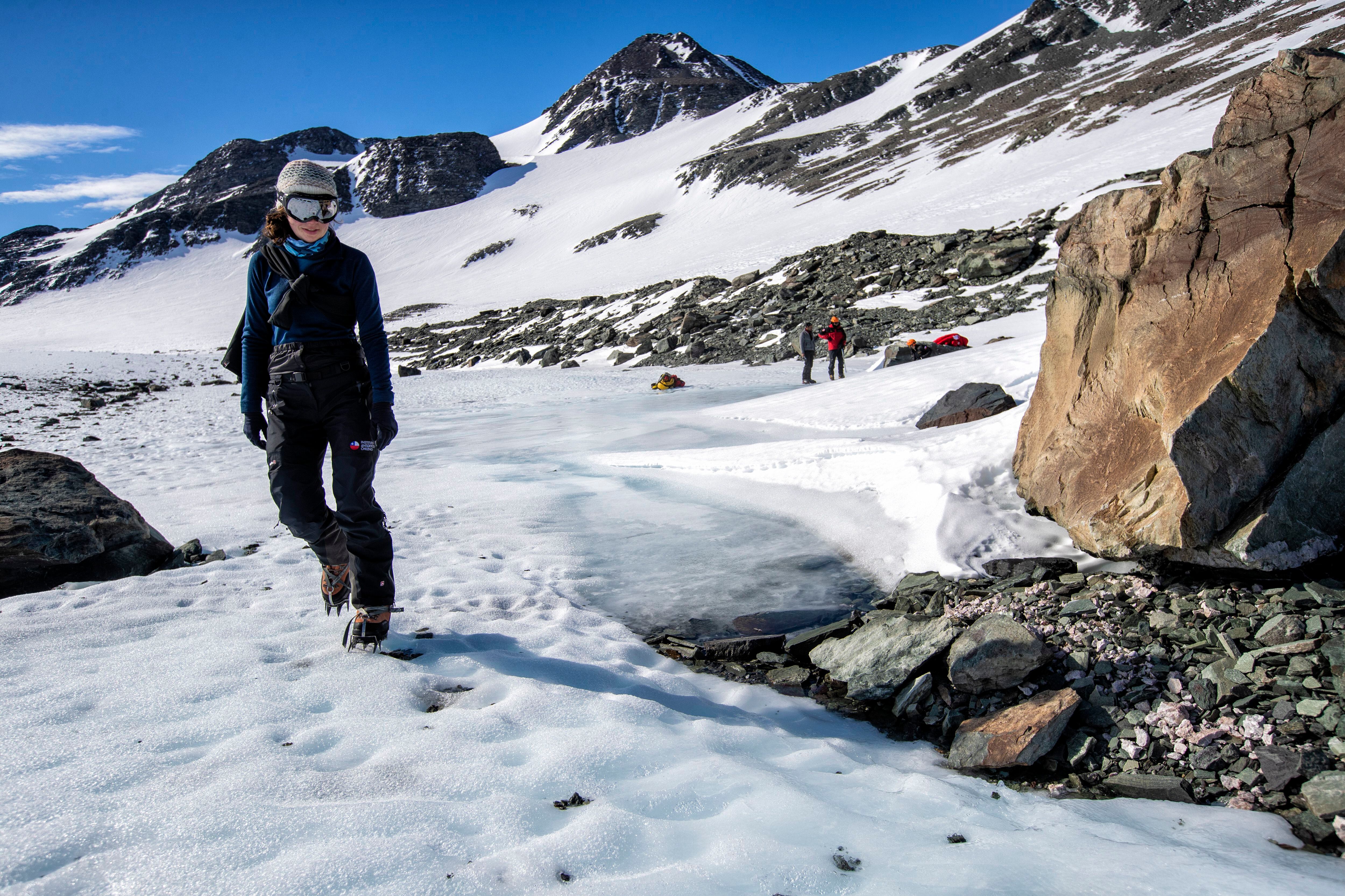 La glacióloga Veronica Tollenaar inspecciona una zona en la que se derrite el hielo por la acumulación de calor en las rocas.