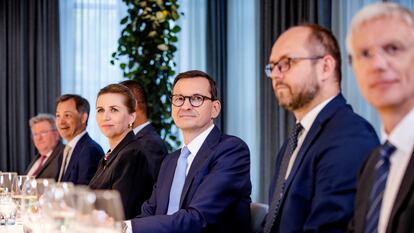 El primer ministro polaco, Mateusz Morawiecki, junto a otros jefes de Gobierno en la reunión preparatoria de la cumbre de la OTAN en Madrid celebrada en La Haya el 14 de junio.