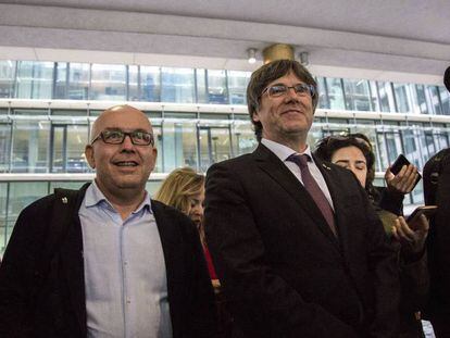 L'advocat Gonzalo Boye, amb Carles Puigdemont, a la Fisclaia de Brussel·les.