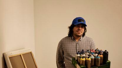 El artista cubano Hamlet Lavastida, en su estudio berlinés con una caja de aerosoles y varios lienzos..