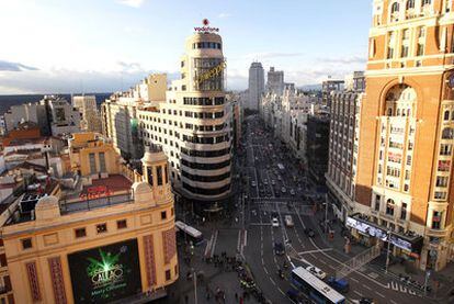 El cine Callao y, a la derecha, el Palacio de la Prensa, con las pantallas electrónicas de Callao City Lights.