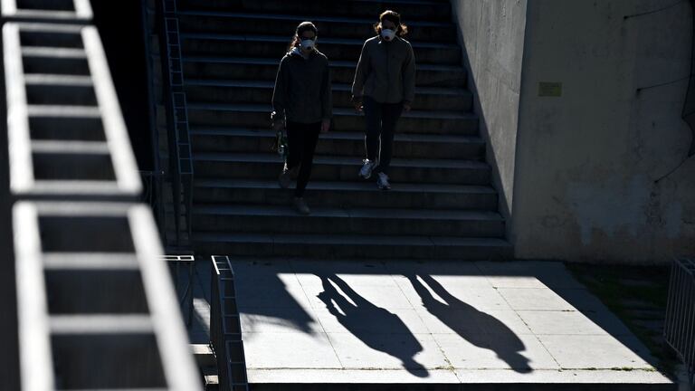Dos mujeres pasean por una calle de Madrid, este domingo.