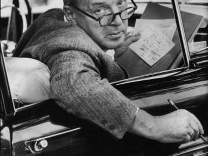 Vladímir Nabokov, en su coche en 1958.