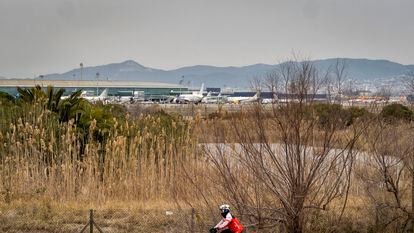 Un ciclista en los alrededores del aeropuerto de El Prat.