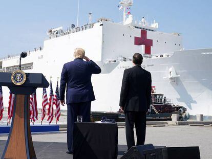 Trump saluda a la tripulación de un barco hospital en Norfolk, Virginia.