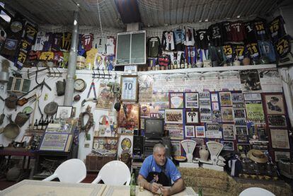 Raimon, encargado de las instalaciones, en su casa-museo.