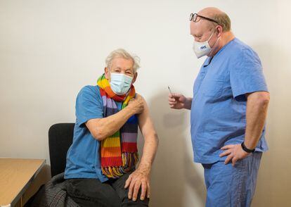 El actor británico Ian McKellen, de 81 años, recibió este miércoles una dosis de la vacuna de Pfizer/BioNTech en un hospital de Londres.