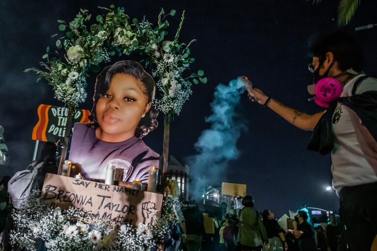 Manifestantes marchan contra la brutalidad policial en Los Ángeles, después de una decisión sobre el 'caso Breonna Taylor'.