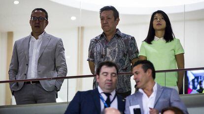 Peter Lim (c), due&ntilde;o del Valencia, en el palco de Mestalla, en 2014.