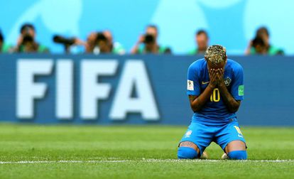 Neymar llora después de terminar el partido contra Costa Rica.