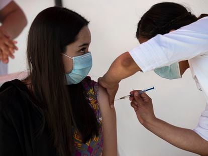 Personal médico es vacunado contra la covid en México.