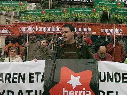 El portavoz de Batasuna en Álava, Asier Arraiz, durante la manifestación a favor de las listas <i>abertzales.</i>