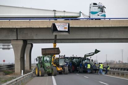 Cientos de agricultores han cortado con sus tractores la autovía A4 en ambas direcciones a la altura de Manzanares (Ciudad Real).
