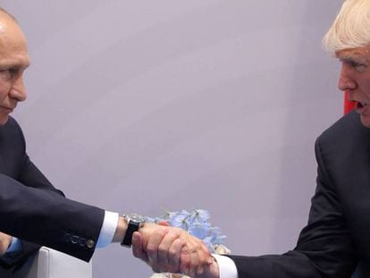 Donald Trump y Vladímir Putin se estrecha la mano este viernes en Hamburgo. En el vídeo: un recorrido por las conexiones entre ambos mandatarios.