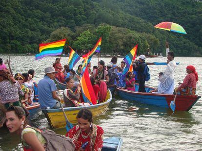 Tercer Festival Internacional del Orgullo en Gaijatra 2012. Es un festejo ancestral en el que las familias honran a los caídos el año anterior. Pero como la gente se disfraza, la comunidad LGBTI lo usa desde hace tres años también para celebrar el orgullo. La foto fue tomada en el lago de Pokhara el 3 de Agosto de 2012.