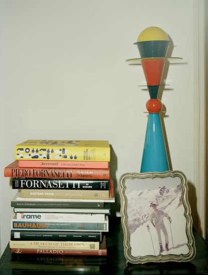Detalle de la decoración y los libros de la casa de Marva Griffin.