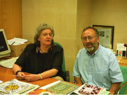 Soledad Gallego Díaz y Bonifacio de la Cuadra, en la redacción de 'El País'.