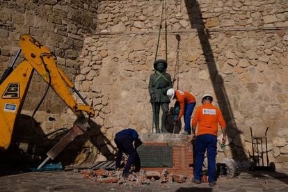 The workers of the Autonomous City of Melilla disassemble the statue of Francisco Franco, this Tuesday.