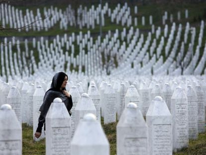 Una mujer camina por el memorial por Srebrenica, en Potocari.