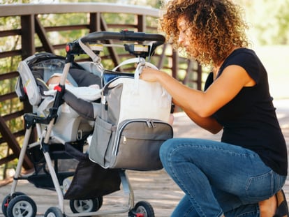 Disfruta de un espacio de almacenamiento extra en tu carrito de bebé. GETTY IMAGES.