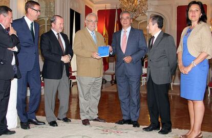 Vicente Garrido entrega este martes la memoria del Consell Jurídic Consultiu al presidente y los miembros de la Mesa de las Cortes Valencianas.