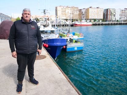 El patrón que rescató a los marineros, Pedro Antonio Fernández, frente a su pesquero, ene l puerto de Santander.