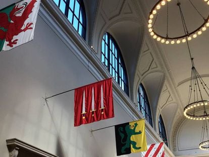 El Hall de los Caballeros en el MET, con las supuestas banderas de los miembros de la Mesa Redonda.