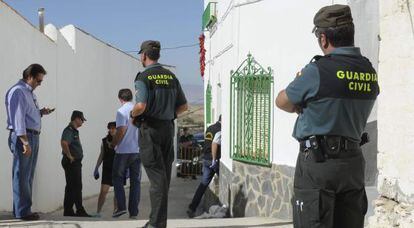 Los agentes recogen pruebas este viernes en el lugar de C&uacute;llar Baza (Granada) donde una mujer de 65 a&ntilde;os ha sido asesinada por su pareja.