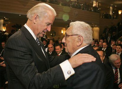 El vicepresidente de EE UU, Joe Biden, saluda al ex secretario de Estado, Henry Kissinger.