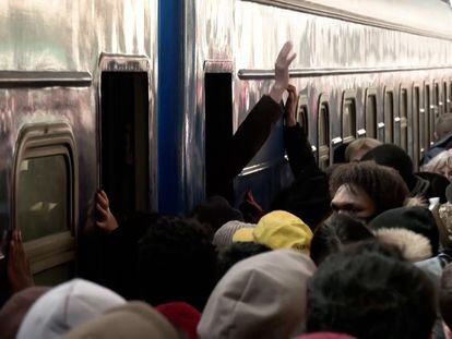 Tumultos y tensión en la estación de Kiev en un intento por escapar de la ciudad