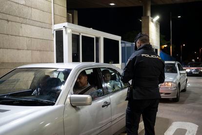 Un grupo de personas cruza la frontera de Beni Enzar para entrar a Marruecos. Los preparativos se han intensificado en los últimos días a la espera del pistoletazo de salida a medianoche.A los más de 2.000 agentes de Policía Nacional y Guardia Civil desplegados en las dos ciudades, se suman otros 120 en Melilla y 100 en Ceuta.

