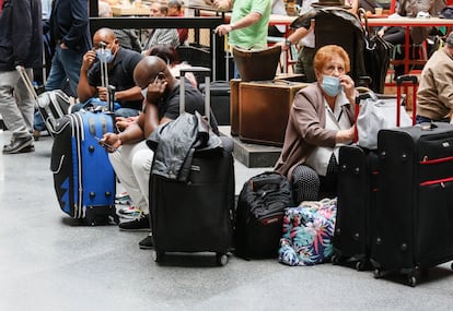 Afectados por la huelga de los maquinistas en la estación madrileña de Atocha este jueves.