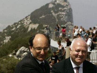 Moratinos, Caruana y Miliband posan en el balcón <i>Top of the Rock</i> (La cima de la Roca).