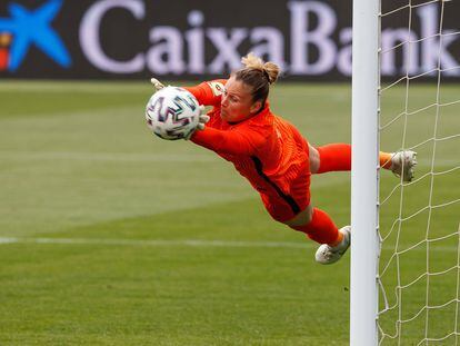 Una parada de Sandra Paños en Liga ante el Levante.