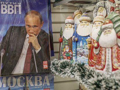 Un calendario con un retrato de Putin en una tienda de regalos en Moscú, el pasado día 7.