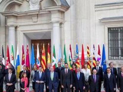El rey Juan Carlos, junto al príncipe de Asturias y el presidente del Gobierno, Mariano Rajoy, posa con los 19 mandatarios de comunidades y ciudades autónomas.