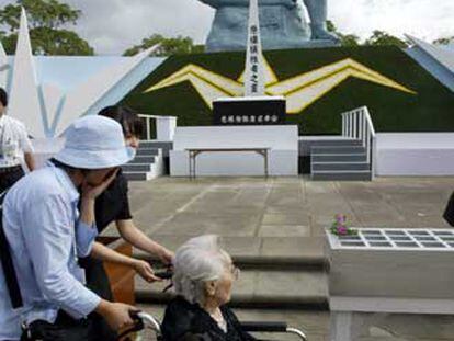 Unas mujeres visitaban ayer el Parque de la Paz, en Nagasaki.